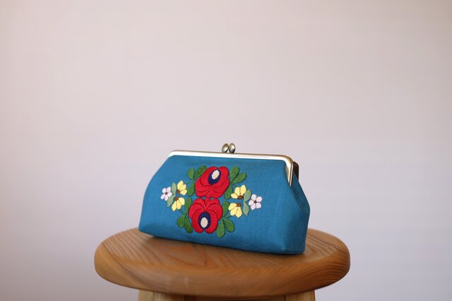 ターコイズブルーリネン 花刺繍 ポーチL | iichi 日々の暮らしを
