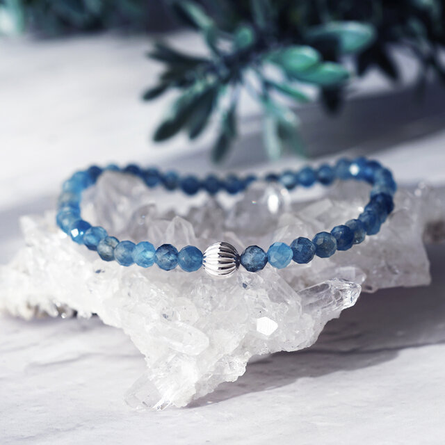 上品瑞々しい透明感フリーカットアクアマリン2連ブレス 上品瑞々しい透明感フリーカットアクアマリン2連ブレス - メルカリ