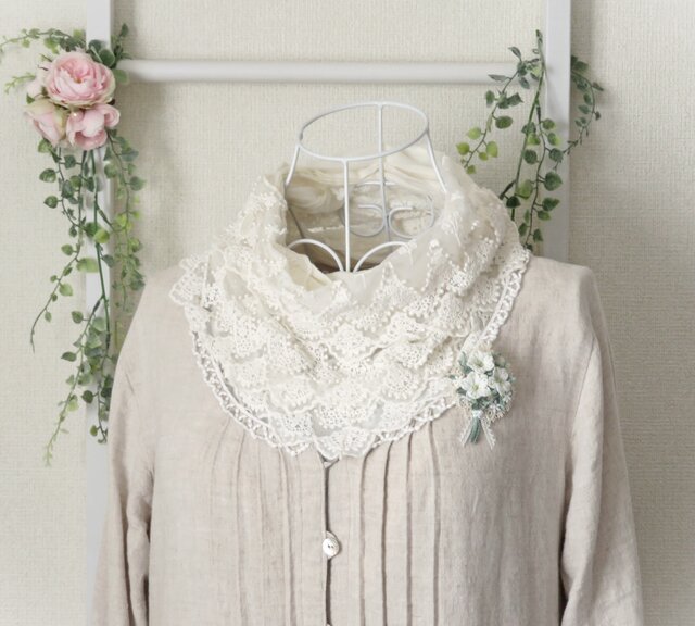 [でこ]　レース編みのブーケ レース編み デルフィニウムの小さなブーケのブローチ＊ホワイト