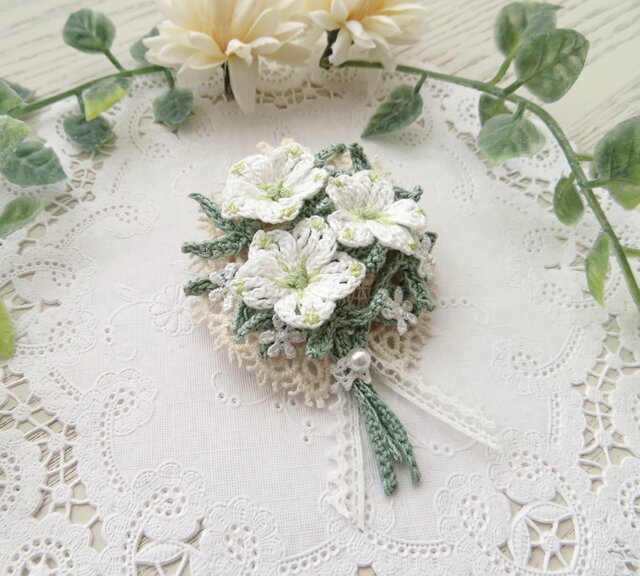レース編み デルフィニウムの小さなブーケのブローチ＊ホワイト