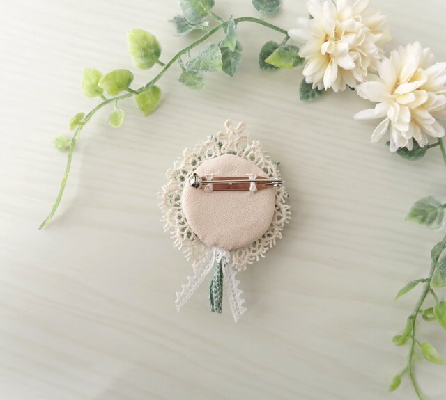 [でこ]　レース編みのブーケ レース編み デルフィニウムの小さなブーケのブローチ＊ホワイト