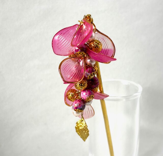 かんざし ゴールド縁取りのピンクグラデーションカラーの花びら