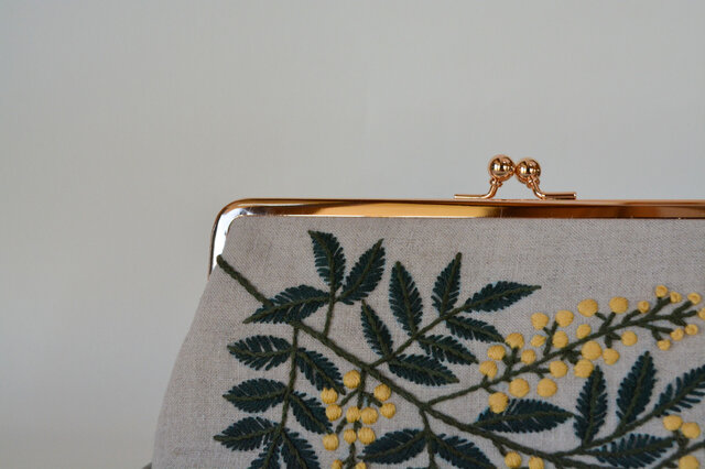 受注製作】ミモザ 刺繍 がま口 ポーチ | iichi 日々の暮らしを心地よく