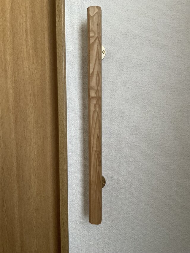 栗の木 手摺り 無垢材 真鍮金具付き ウヅクリ仕上げ 長さ60cm | iichi