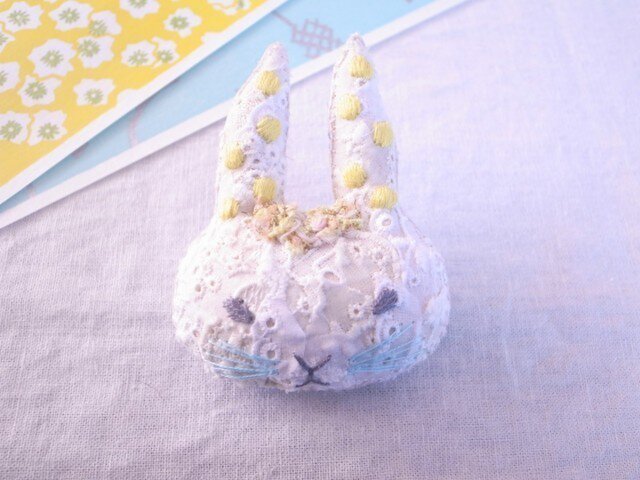うさぎのブローチ みずたま刺繍 きいろの画像1枚目