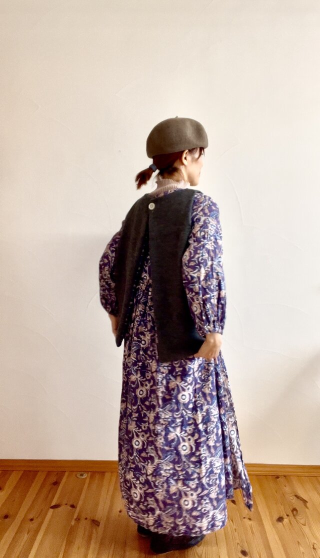 後ろボタンのウールベスト