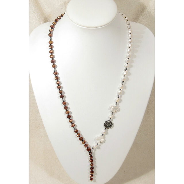 本真珠（淡水パール）、貝パーツ（白蝶、黒蝶）のYネックレス（セミバロック、マザーオブパール、ホワイト、メタリック調）