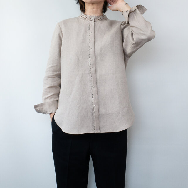 オールリネンのレーシードレスシャツ【グレージュ・長袖・比翼・レース襟・貝ボタン・ビーズ飾り】