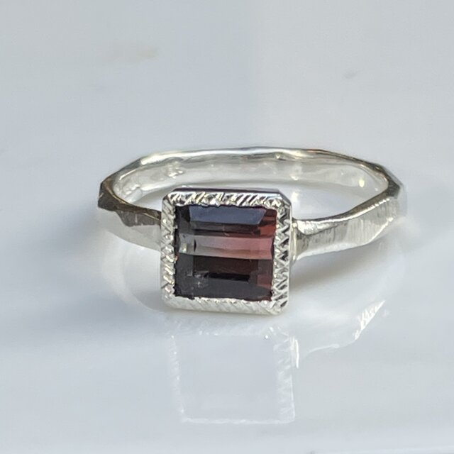 オレンジピンクとグレーの バイカラー トルマリン 1.79ct 伏せ込み留
