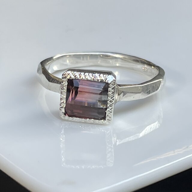 オレンジピンクとグレーの バイカラー トルマリン 1.79ct 伏せ込み留