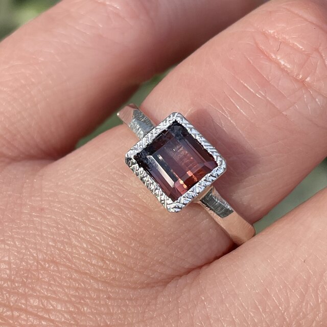 オレンジピンクとグレーの バイカラー トルマリン 1.79ct 伏せ