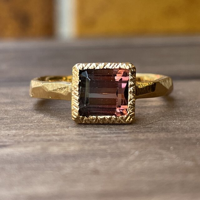 オレンジピンクとグレーの バイカラー トルマリン 1.79ct 伏せ込み留