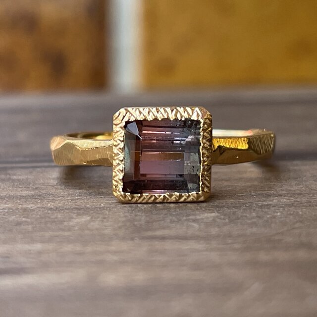 オレンジピンクとグレーの バイカラー トルマリン 1.79ct 伏せ