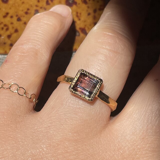 ヴィンテージ オレンジ色　フリーサイズ指輪　七宝焼 オレンジピンクとグレーの バイカラー トルマリン 1.79ct 伏せ