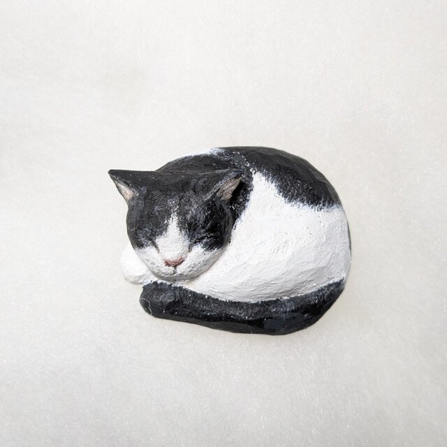 木彫り猫ブローチ〈黒白〉S-3