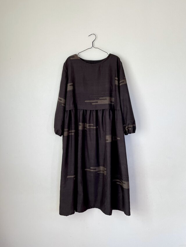 ＊アンティーク着物＊霞模様手織り真綿紬のタックワンピース（長袖・ゆったりサイズ）