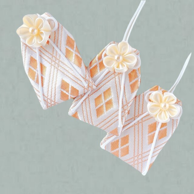 （白縦菱）元巫女が作る花のお守り袋