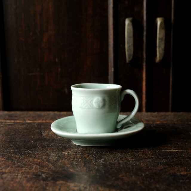 青磁で素敵◆中国産　花文青磁陽刻デミタスカップ＆ソーサー　茶器　チャイナレトロ・シノワズリ　丁寧な暮らしに