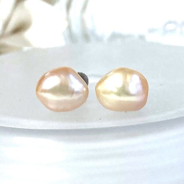 バロック淡水真珠のひと粒ピアス・優しいオレンジピンク・高品質チタン