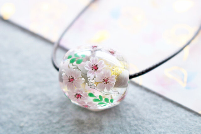 桜のとんぼ玉（ガラス玉）透明／金箔入り | iichi 日々の暮らしを