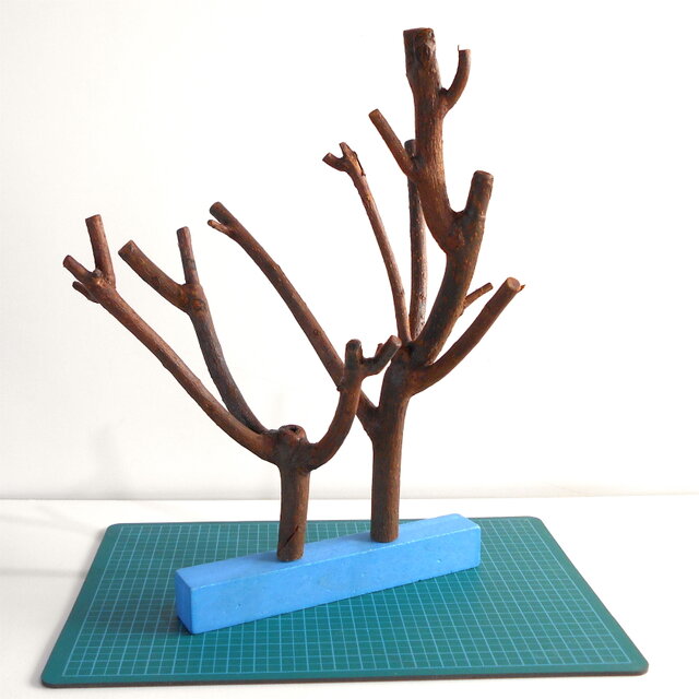 柿の小枝2本で作ったアクセサリー ツリー