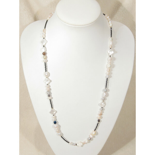 本真珠（淡水パール）、貝パーツ（白蝶）、ブラックスピネルのロングネックレス（セミバロック、マザーオブパール、マグネット）