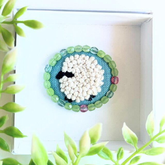ビーズで飾ったモコモコひつじのミニ刺繍ブローチ【botanical】#338