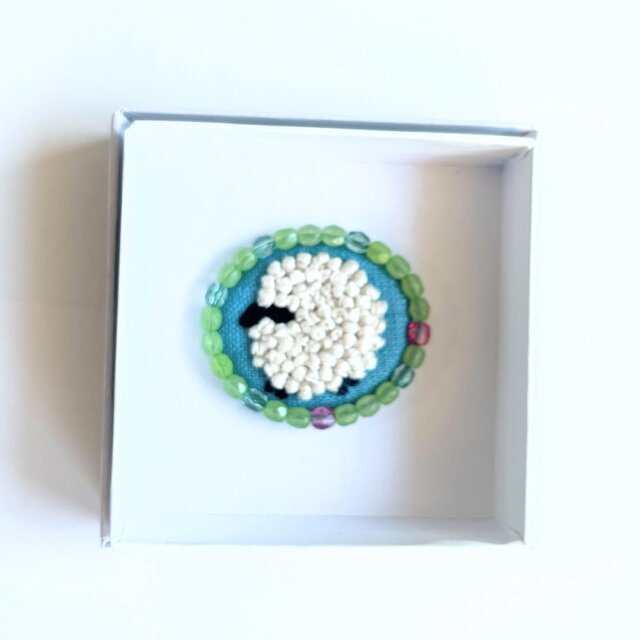 ビーズで飾ったモコモコひつじのミニ刺繍ブローチ【botanical】#338