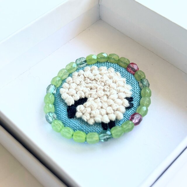ビーズで飾ったモコモコひつじのミニ刺繍ブローチ【botanical】#338