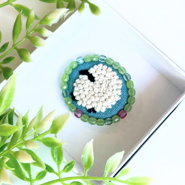 ビーズで飾ったモコモコひつじのミニ刺繍ブローチ【botanical】#338