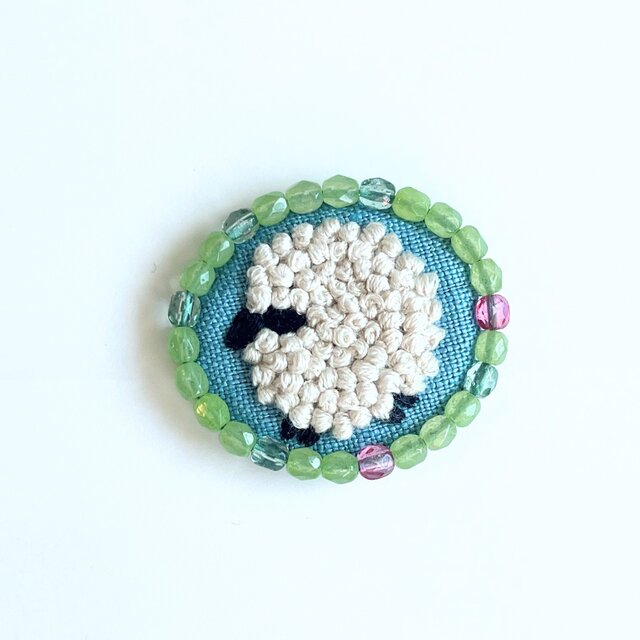 ビーズで飾ったモコモコひつじのミニ刺繍ブローチ【botanical】#338