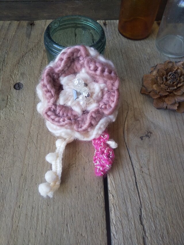 キラキラピンクのコサージュ