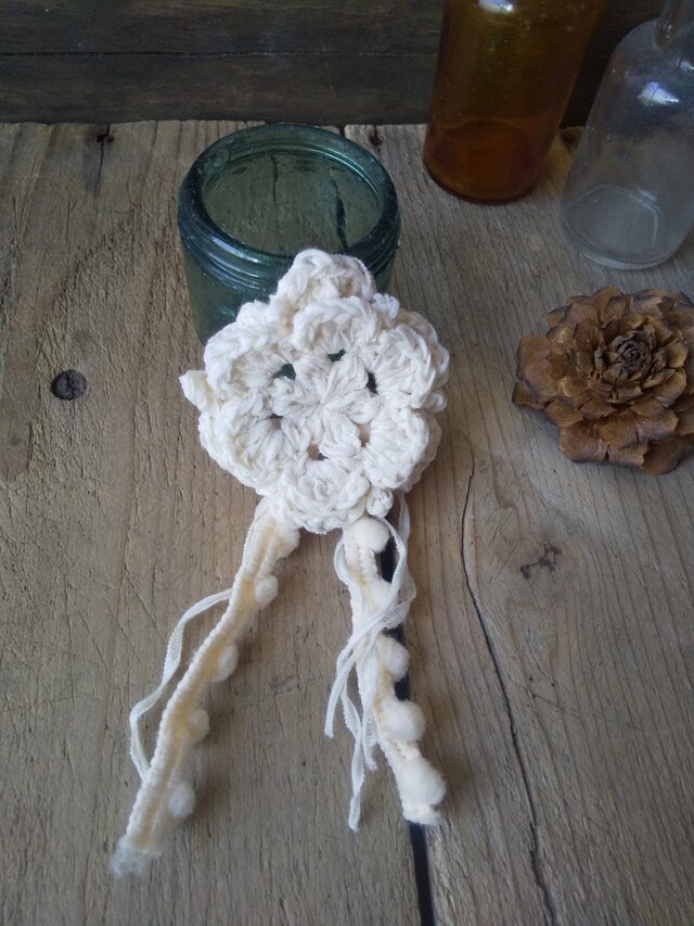 ナチュラルなオフホワイトカラーのお花のコサージュ