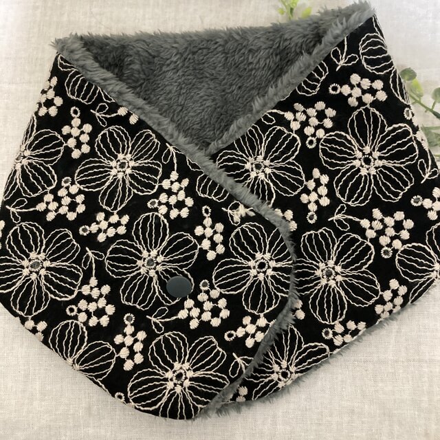 ハンドメイドネックウォーマー北欧リネン黒花と実刺繍ファグレー