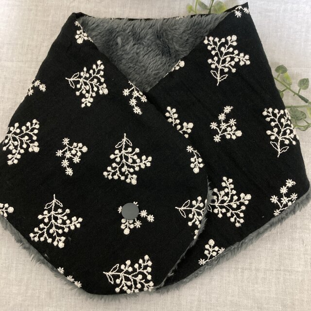 ハンドメイドネックウォーマー北欧綿黒リーフ実刺繍ファグレー