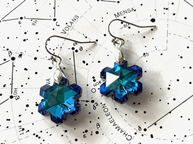 ピアス 雪の結晶のカットガラスビーズ 青 ブルー 水色 シルバー 冬