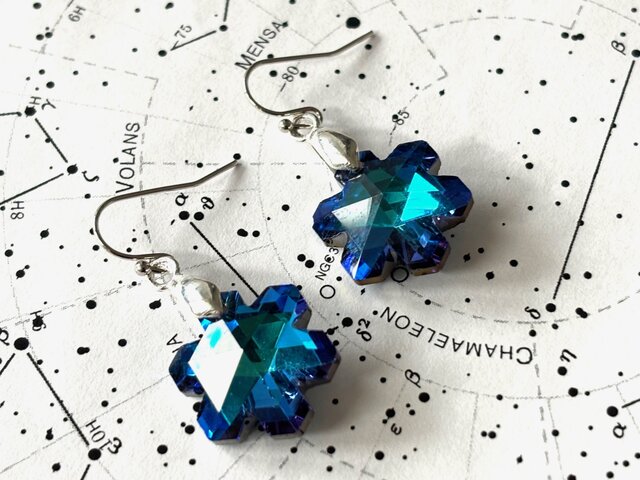 ピアス 雪の結晶のカットガラスビーズ 青 ブルー 水色 シルバー