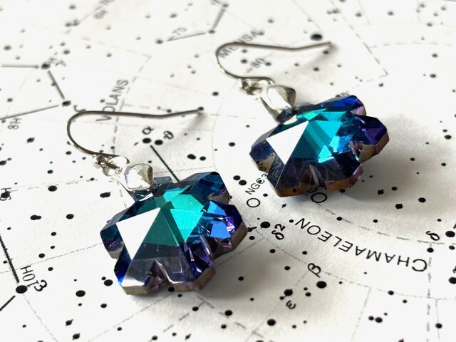 ピアス 雪の結晶のカットガラスビーズ 青 ブルー 水色 シルバー