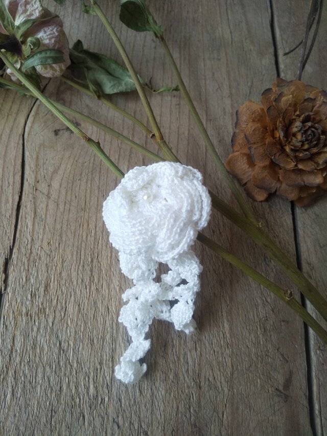 レース糸の可憐なブローチ