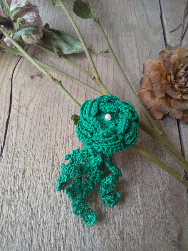 レース糸の可憐なブローチ