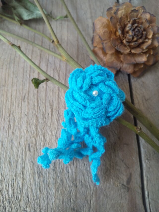 コットンの可憐なブローチ