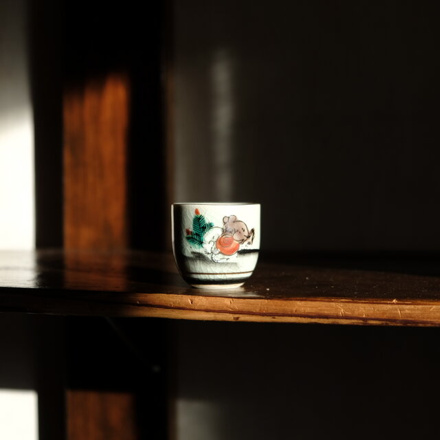 玉を転がす2匹の鼠（子）◆キュートな白い花。九谷焼　色絵金彩猪口　昭和レトロ　干支　酒器　コレクション　古民家　古道具　#8