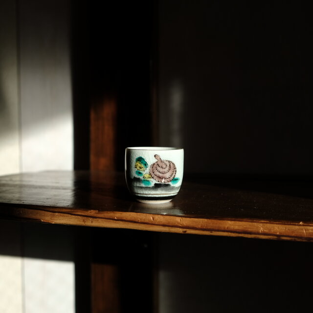 戸愚呂を巻く蛇（巳）◆キュートな緑の雲。九谷焼　色絵金彩猪口　昭和レトロ　干支　酒器　コレクション　#8　【縁にアタリ有り】