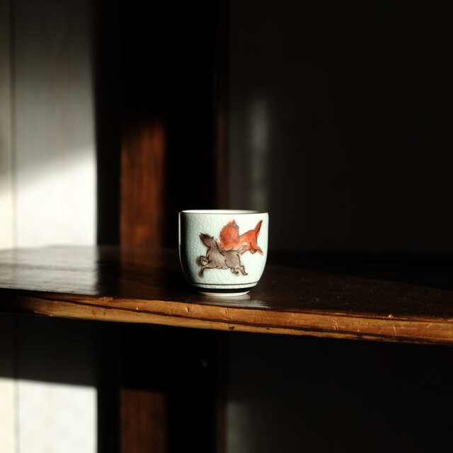 駆け抜ける2匹の馬（午）◆キュートな緑の雲。九谷焼　色絵金彩猪口　昭和レトロ　干支　酒器　コレクション　古民家　古道具　#8