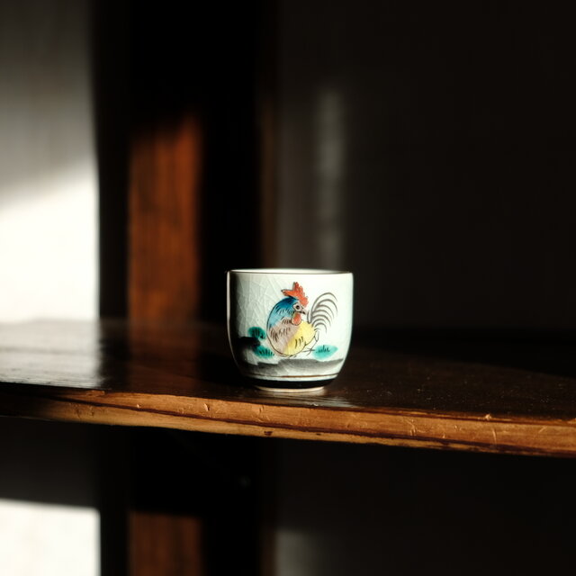 カラフルな鶏（酉）◆キュートな緑の雲。九谷焼　色絵金彩猪口　昭和レトロ　干支　酒器　コレクション　古民家　古道具　#8
