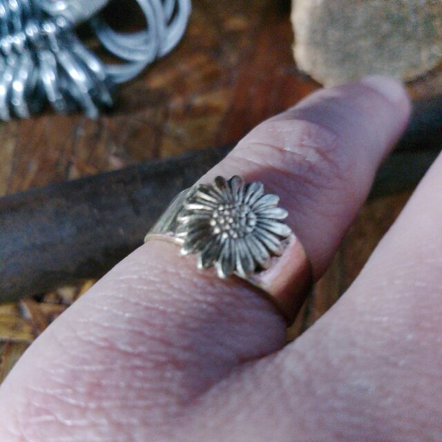 真鍮ブラス製ゴールドカラー・フラワー/花指輪　1～22号サイズ調整OK　結婚、成人式に