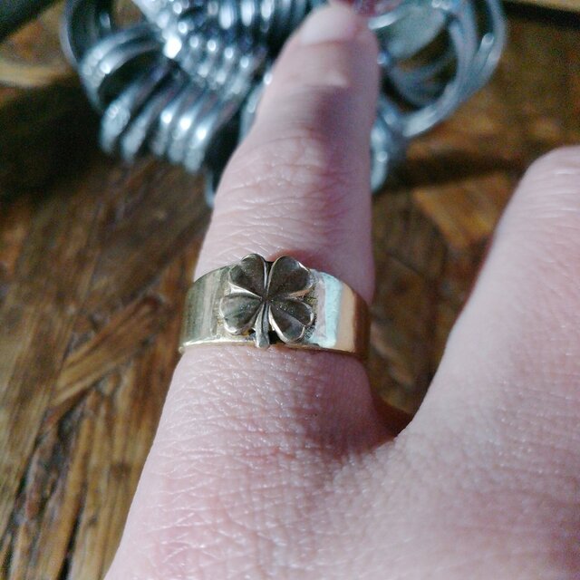 真鍮ブラス製ゴールドカラー・四つ葉のクローバー指輪　1～22号サイズ調整OK　結婚、成人式に