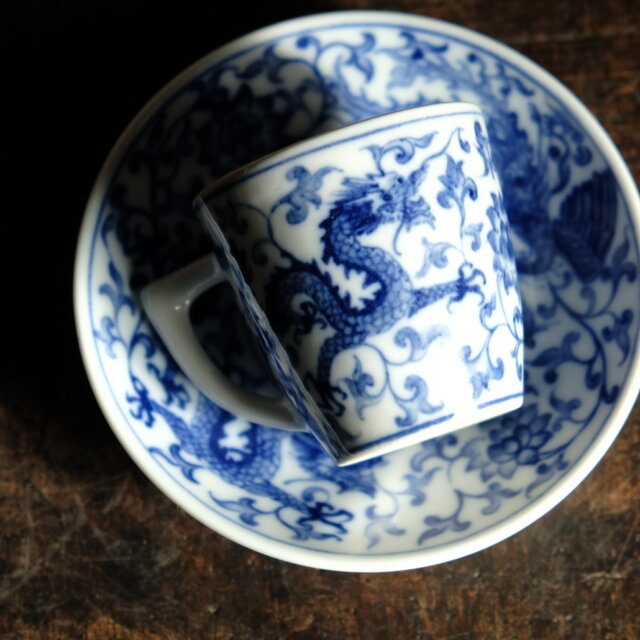 シノワズリな雰囲気◇龍と鳳凰と花唐草。中国産 染付デミタスカップ