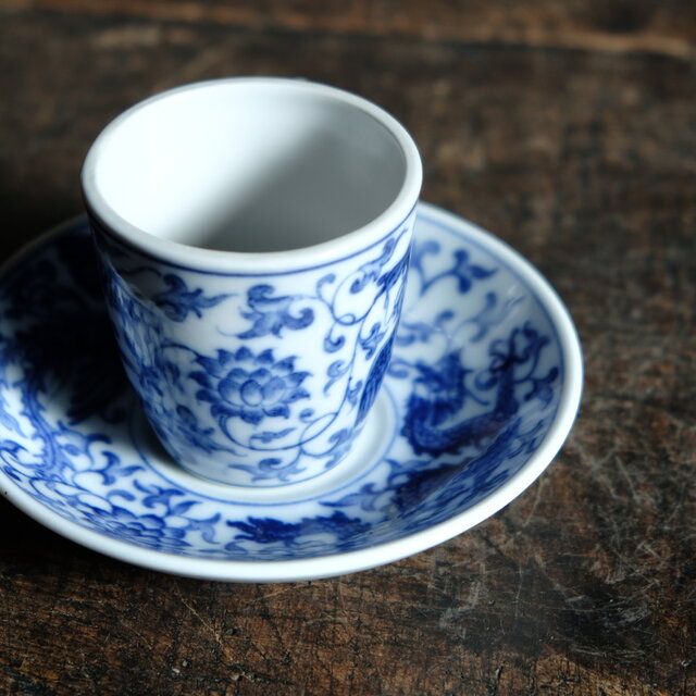 シノワズリな雰囲気◇龍と鳳凰と花唐草。中国産 染付デミタスカップ