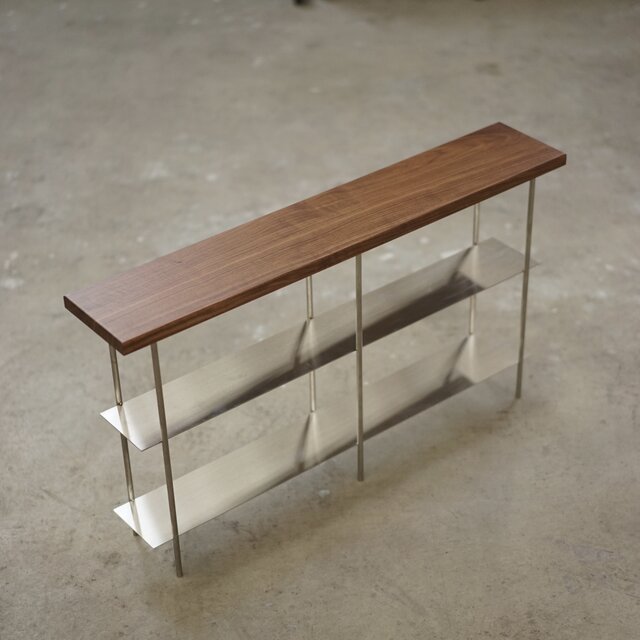 スタイリッシュなラック　（ウォールナット、ステンレス）